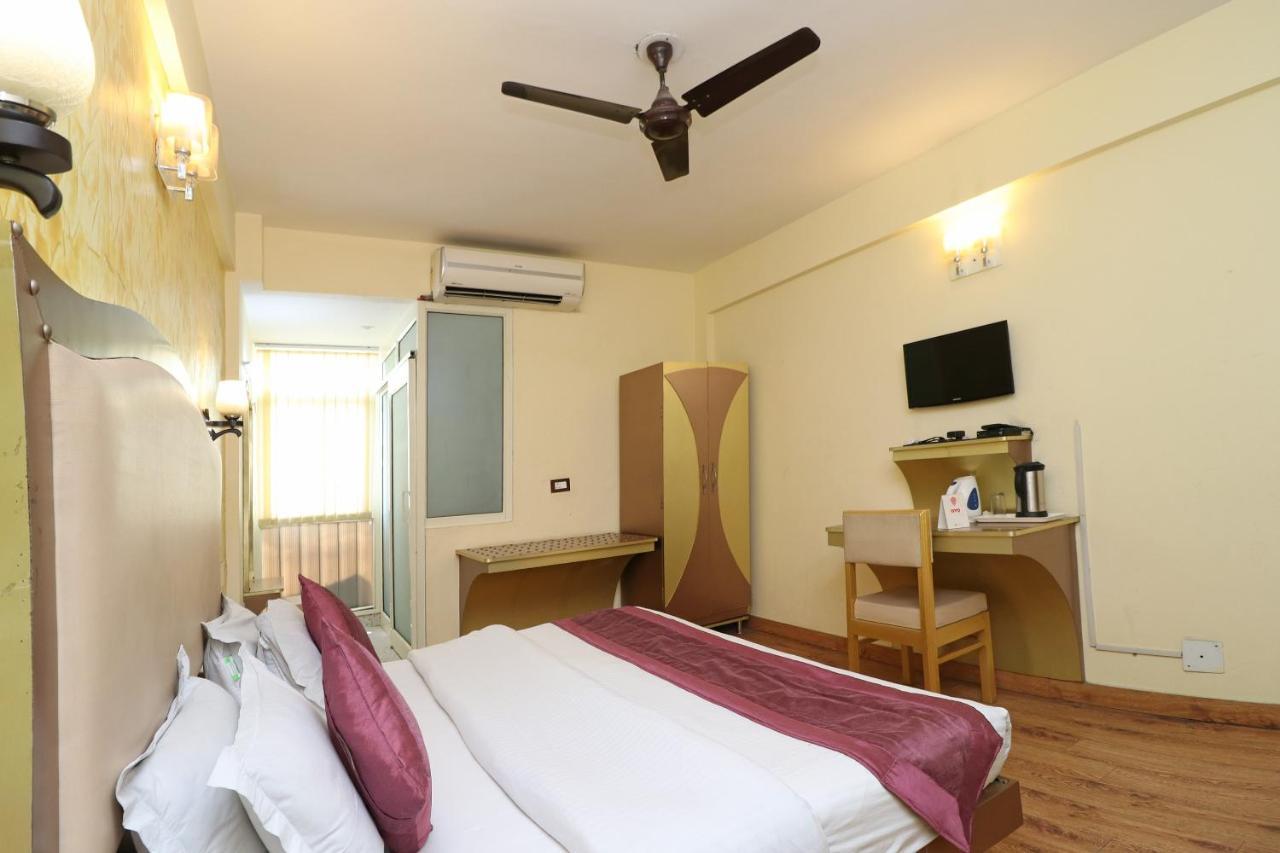 Oyo 1822 Hotel Ambassador 데라둔 외부 사진