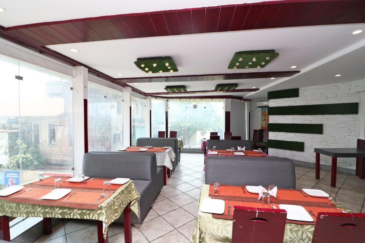 Oyo 1822 Hotel Ambassador 데라둔 외부 사진